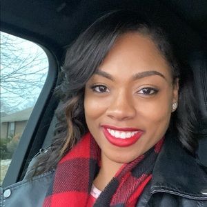 Meet your Posher, Elisia